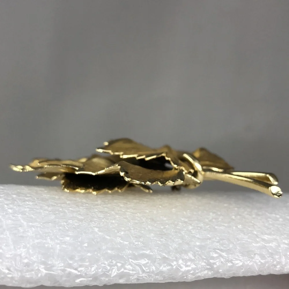 VINTAGE CORO GOLD LEAVES BROOCH